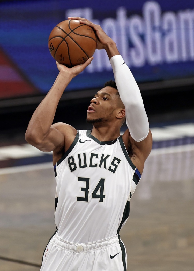 莱万：我对助攻感到高兴；球迷应该会满意我们的表现（莱万：为助攻感到欣喜，相信球迷会满意我们的发挥）