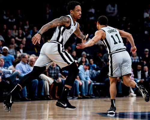 巧合！库里兄弟二人勇士生涯首秀均砍下14分（神奇巧合：库里兄弟勇士首秀同取14分）